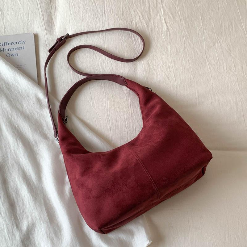 Large Capacity Small Square Bag New Autumn Fashion Retro Shoulder Bag High Value Simple Commuter Bag