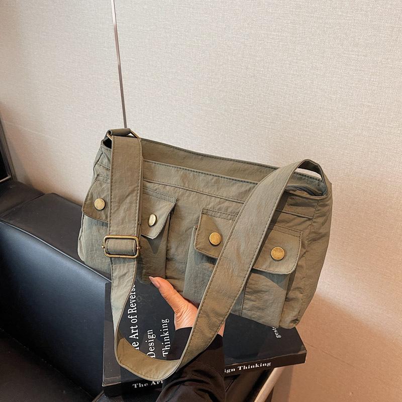

New fashionable and versatile women s shoulder bag large-capacity commuter underarm bag simple messenger bag multi-pocket зелений