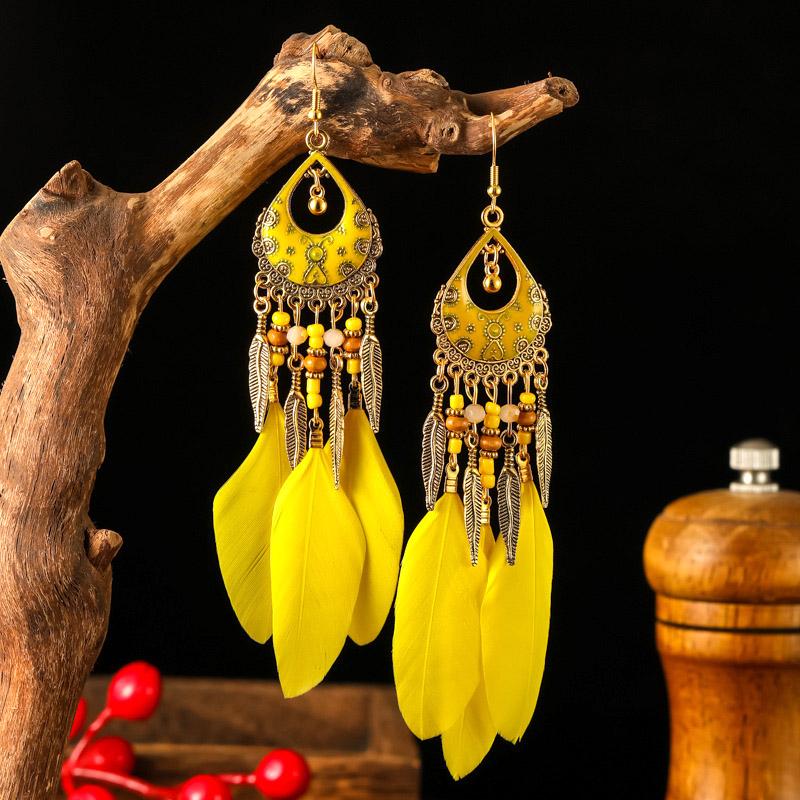 Modische Bohème-Ohrringe mit langen Federn für Damen, Ethnische Vintage-Blattperlen, Ohrringe aus Metall in Goldfarbe, Schmuck für Urlaubs- und Party-Anlässe
