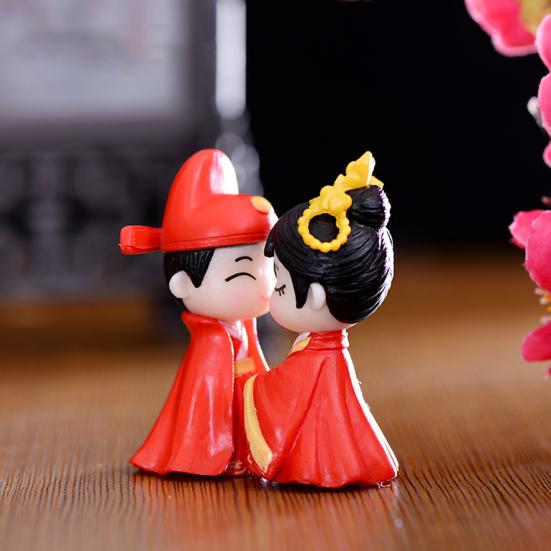 2Pcs Fancy Adorable Bright-colored Couple Dolls Decorative Bride Groom Figurine Plastic Cake Toppers for Valentine's Day