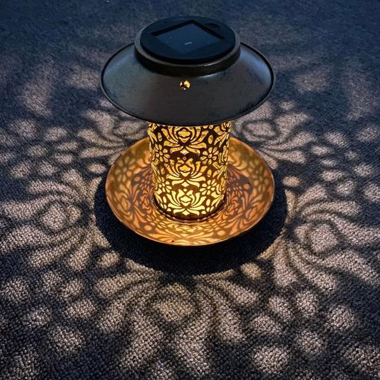 Alimentador de pássaros suspenso ao ar livre com luz solar, padrão oco, design à prova d'água, anti-ferrugem, suporte de comida de beija-flor, lanterna de jardim