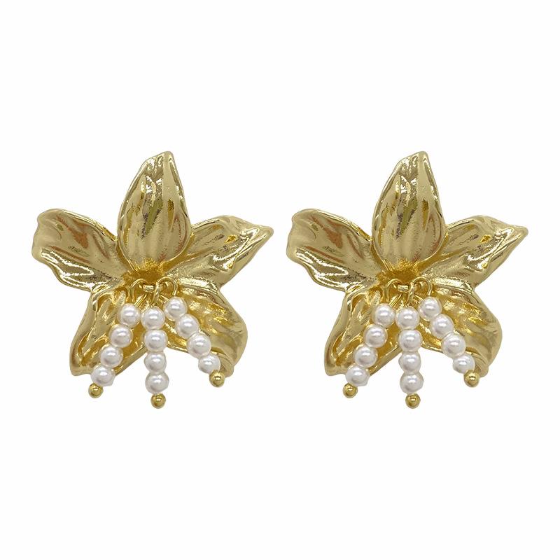 Gold Color Metal Flowers Pearl Stud Earrings for Women Exaggerated Irregular Pleated Flower Earrings Fashion Party Jewelry Gifts