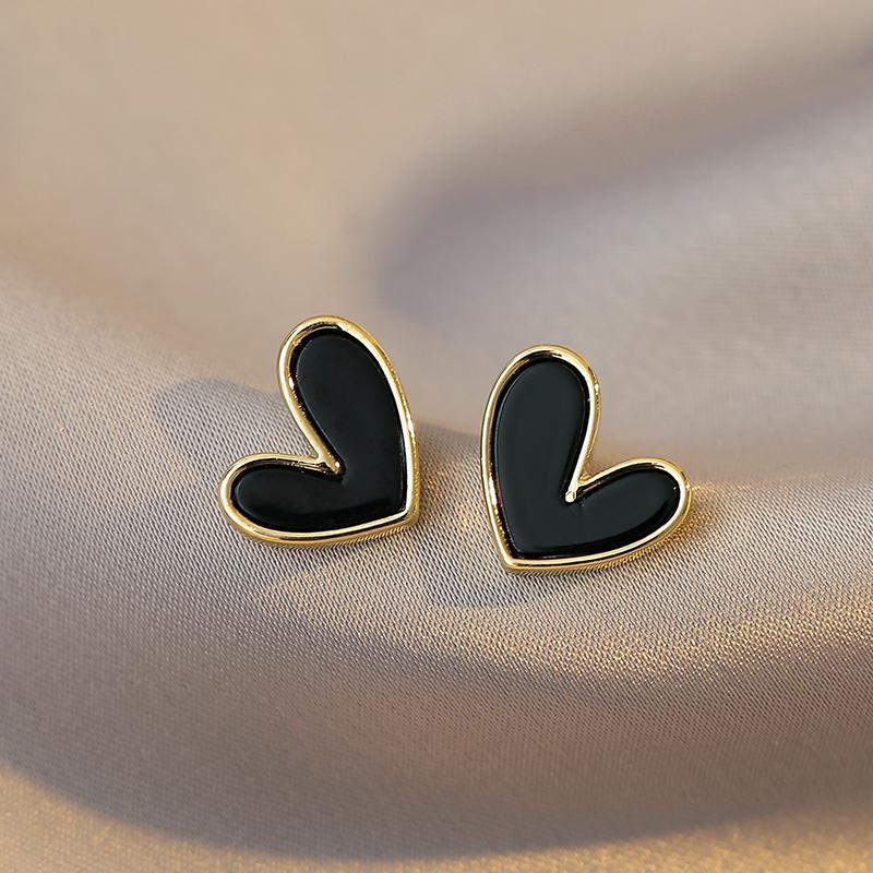 

JWER New Simple Sweet Black and White Heart Shaped Stud Earrings Delicate Accessories For Student Girls Party Fashion Jewelry