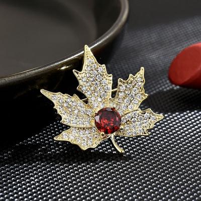 SUYU Damen Leichter Luxus Vintage Ahornblatt Rot Zirkon Brosche Elegant Modisch Vielseitige Brosche Einzigartiges Design
