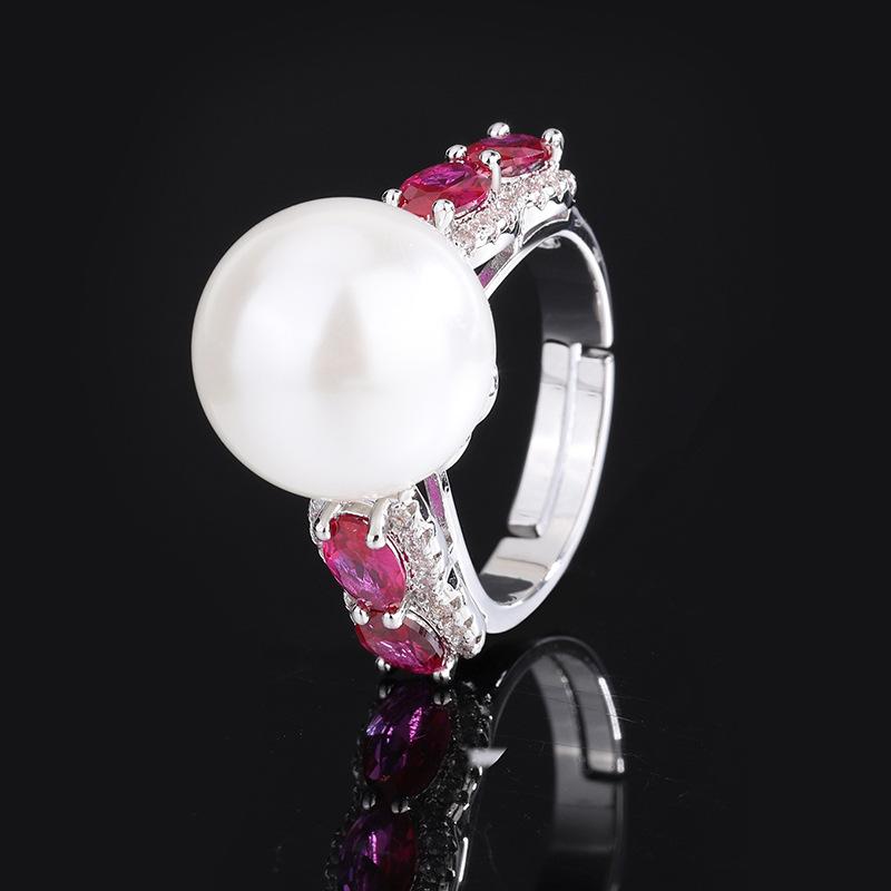 

Ювелирные изделия Медь Платиновое покрытие Имитация цвета Вставка сокровищ Австрийский перламутр Темперамент Женское кольцо 14 мм