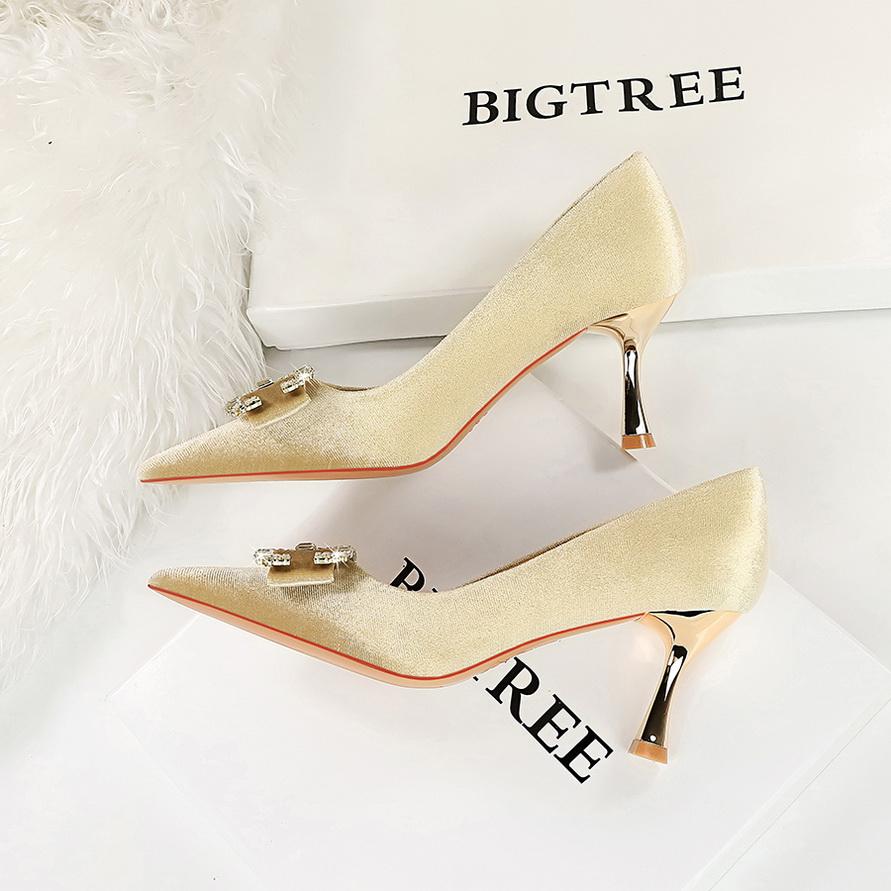 Bankett for kvinner med høye hæler semsket skinnoverflate med grunt munn, spiss metall perle rhinestone spenne enkeltsko