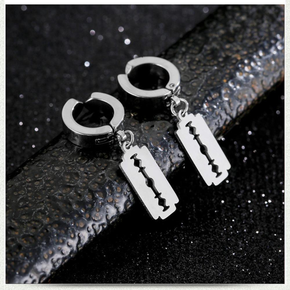 Orecchini a Cerchio con Ciondolo Lama di Rasoio in Acciaio Inossidabile Colore Argento Personalità Punk per Donne Uomini Coppia Gioielli Street Hip-hop Regalo
