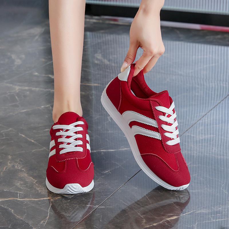 Damen Klassische Mode-Sneaker - Grüne Freizeit-Sneaker mit weißen Schnürsenkeln, Bequeme Slipper für alle Jahreszeiten, Lässiges Schuhwerk Geometrisch