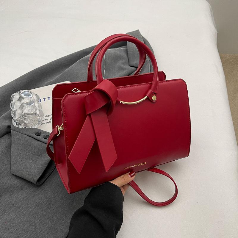 Wedding bag Textured bag Women's new messenger bag Large capacity commuting Red wedding bride portable shoulder bag