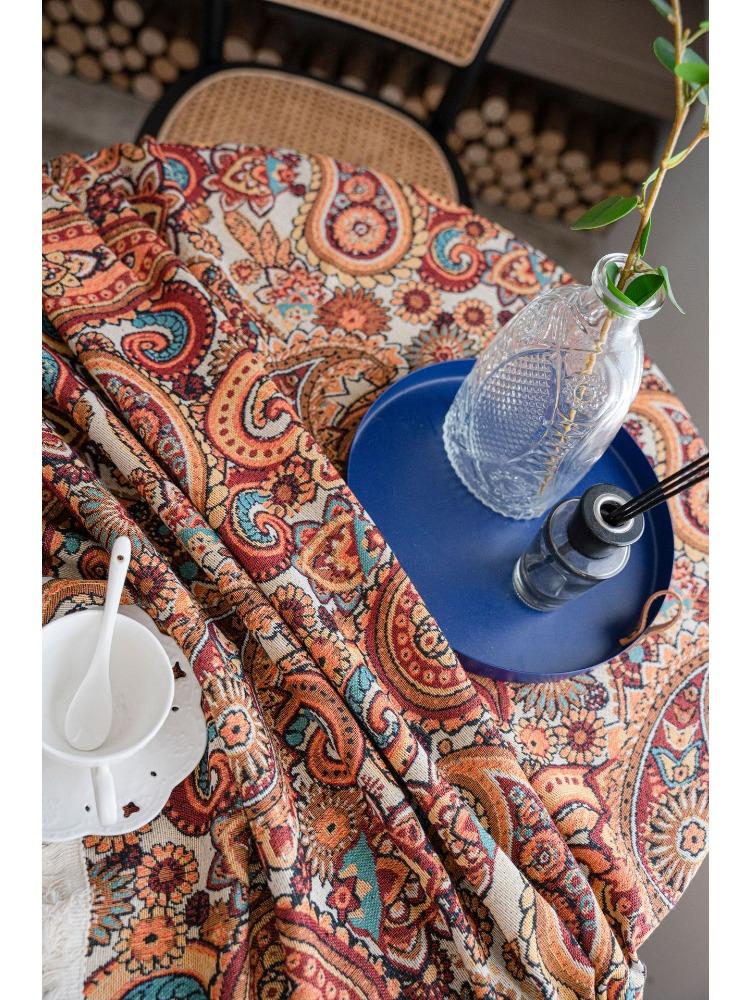 Round Tablecloth with Vintage Floral Embossed Design, Machine-Woven Decorative Table Cover for Home, Picnic, Camping, Wedding, Birthday Party, Dining