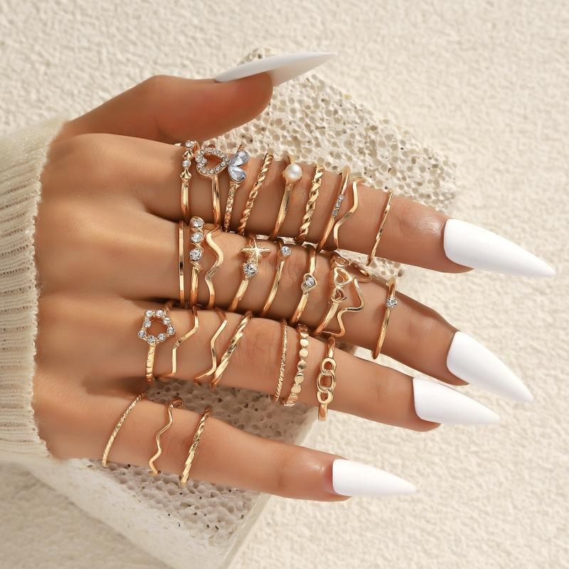 28Pcs Crystal Heart Decor Geometric Knuckle Rings Set for Women Fashion Hypoallergenic Finger Rings for Party Dating Wear