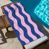 Plażowy ręcznik z mikrofibry w modnym, falistym wzorze w kolorach niebieskim i różowym, idealny na letnie wypady. Jest zarówno stylowy, jak i chłonny.