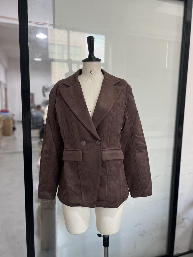 Damska kurtka z zamszu z klapami i paskiem w talii, styl retro, kolekcja Jesień/Zima 2025