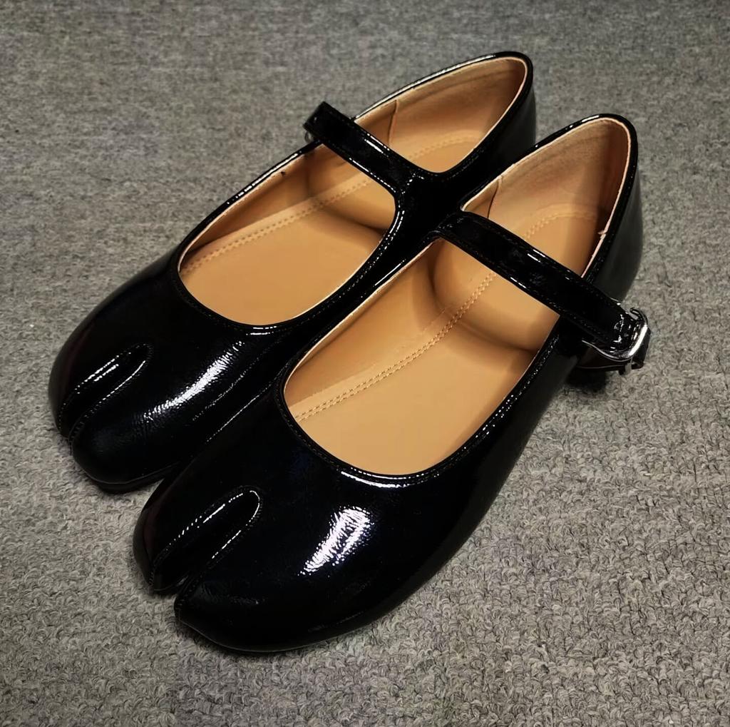 Mary Jane shoes women's 2025 new buckle light mouth Korean version fashionable retro flat bottom split toe pig's trotters single shoes small leathe