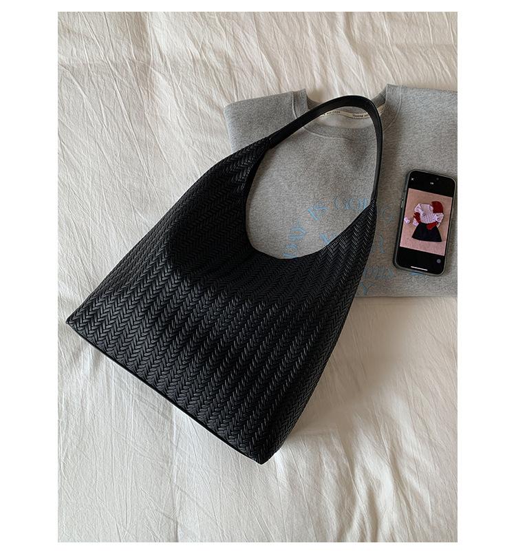

Texture fashion weave 2025 retro simple new large capacity casual commuting single shoulder underarm tote bag women чёрный