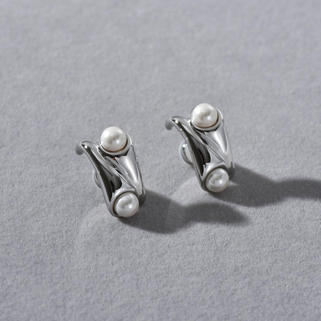 Niche Fashionable Texture Copper Plated Platinum Inlaid Pearl Earrings S925 Silver Needle Stud Earrings, Unique Personality Earrings