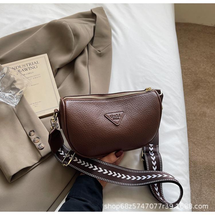 

Simple fashion shoulder bag 2025 new retro light luxury niche high-end crossbody bag wide shoulder strap commuter bag темно-коричневого