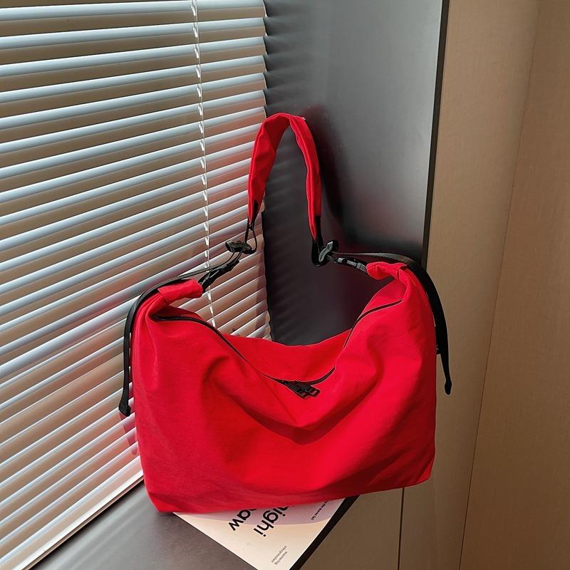 Tygväska med stor kapacitet dam ny höst och vinter mångsidig avslappnad axelbudväska texturerad pendlar dumplingväska