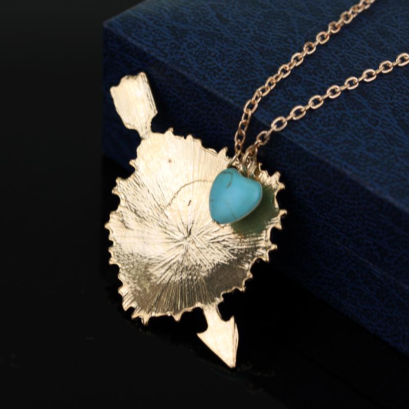 A two-way parrot pendant necklace, suitable for everyday wear.