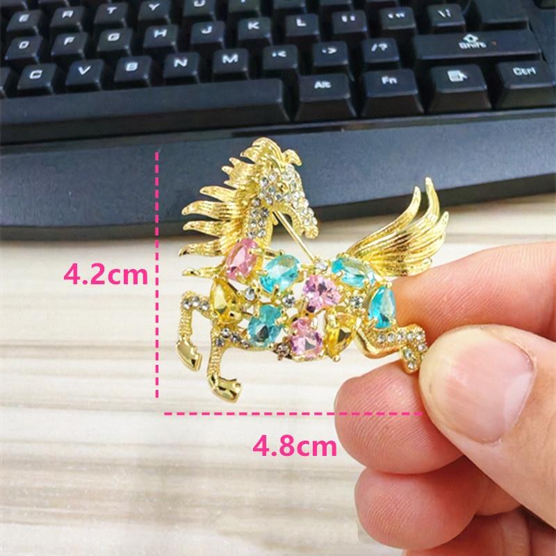 Fashion Zodiac Horse Brooch Personalized Rhinestone Pony Lapel Pins For Women Men Suit Clothing Accessories New Year Gifts