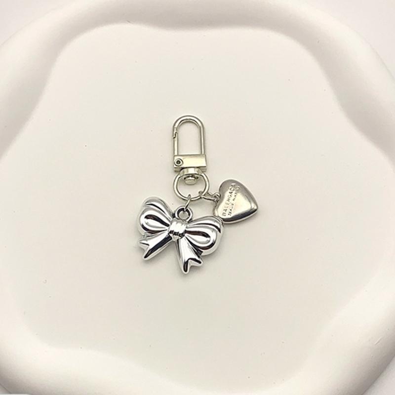 Elegant Large Love Heart Pendant Keychain Sturdy Alloy Charm Fashion Accessory for Men and Women Stylish Outfits