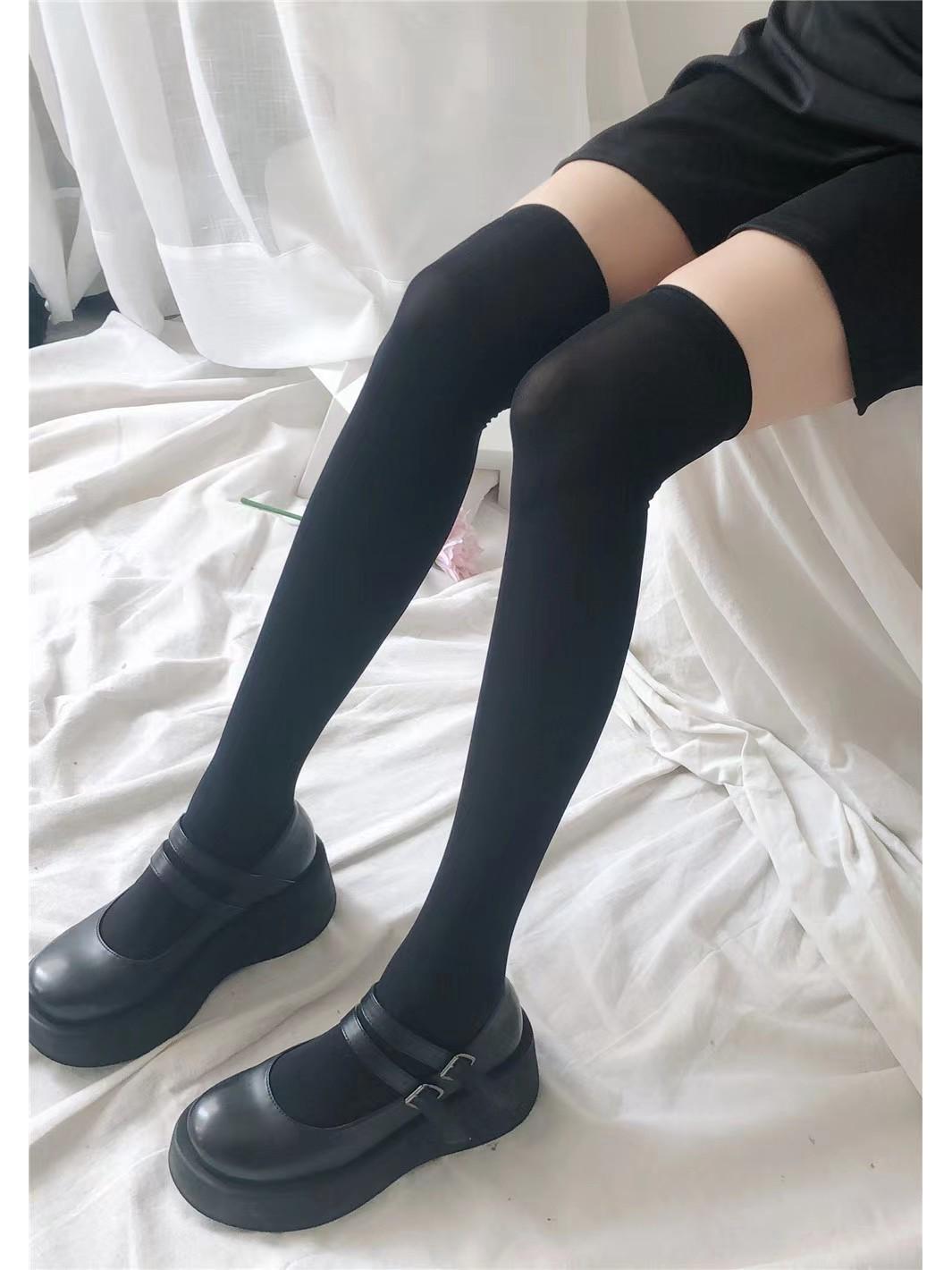 

Academy Style Black & White Striped Thigh-High Velvet Socks 32cm Mid-Short