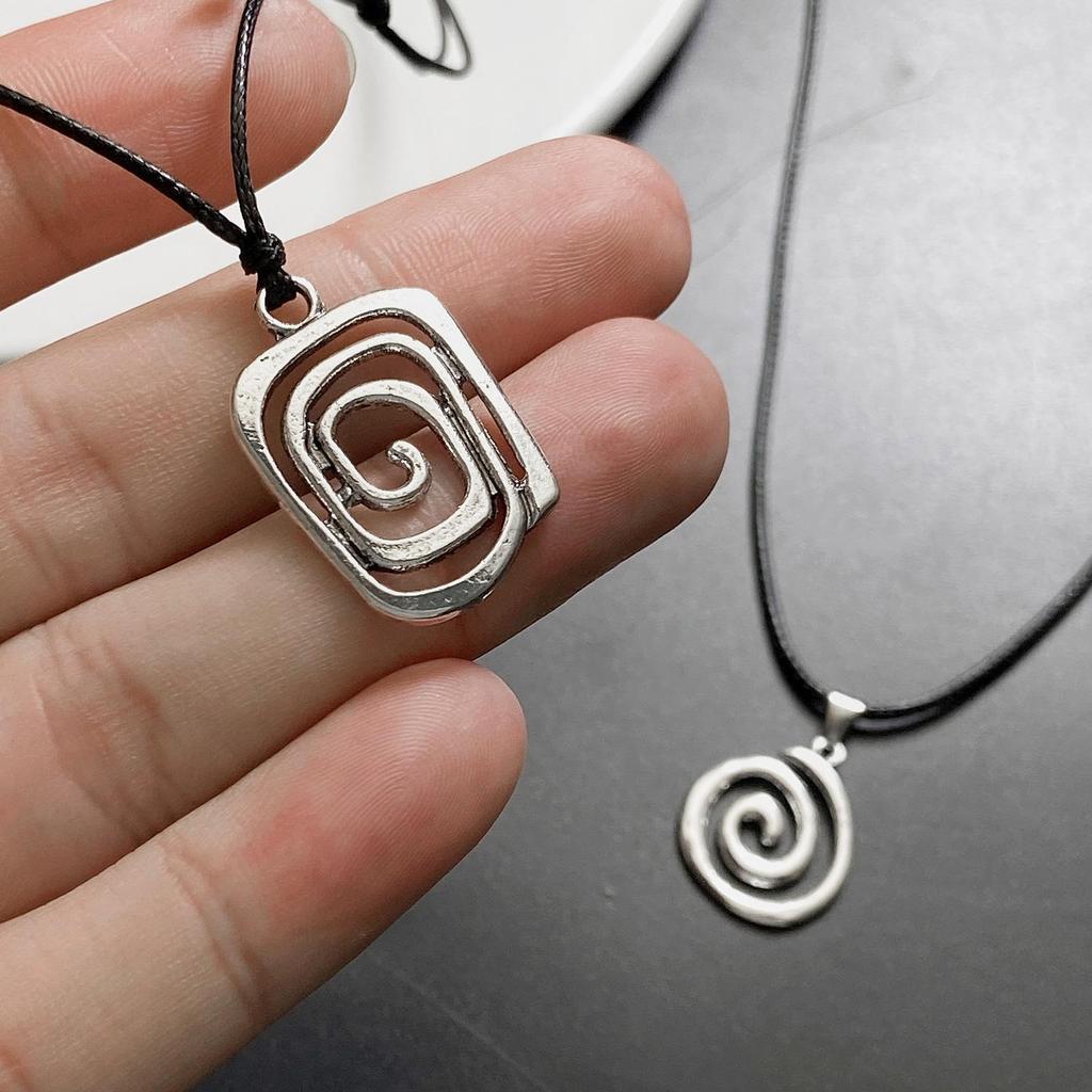 Nouveautés Collier pendentif vortex en cuir tressé à la main rétro classique