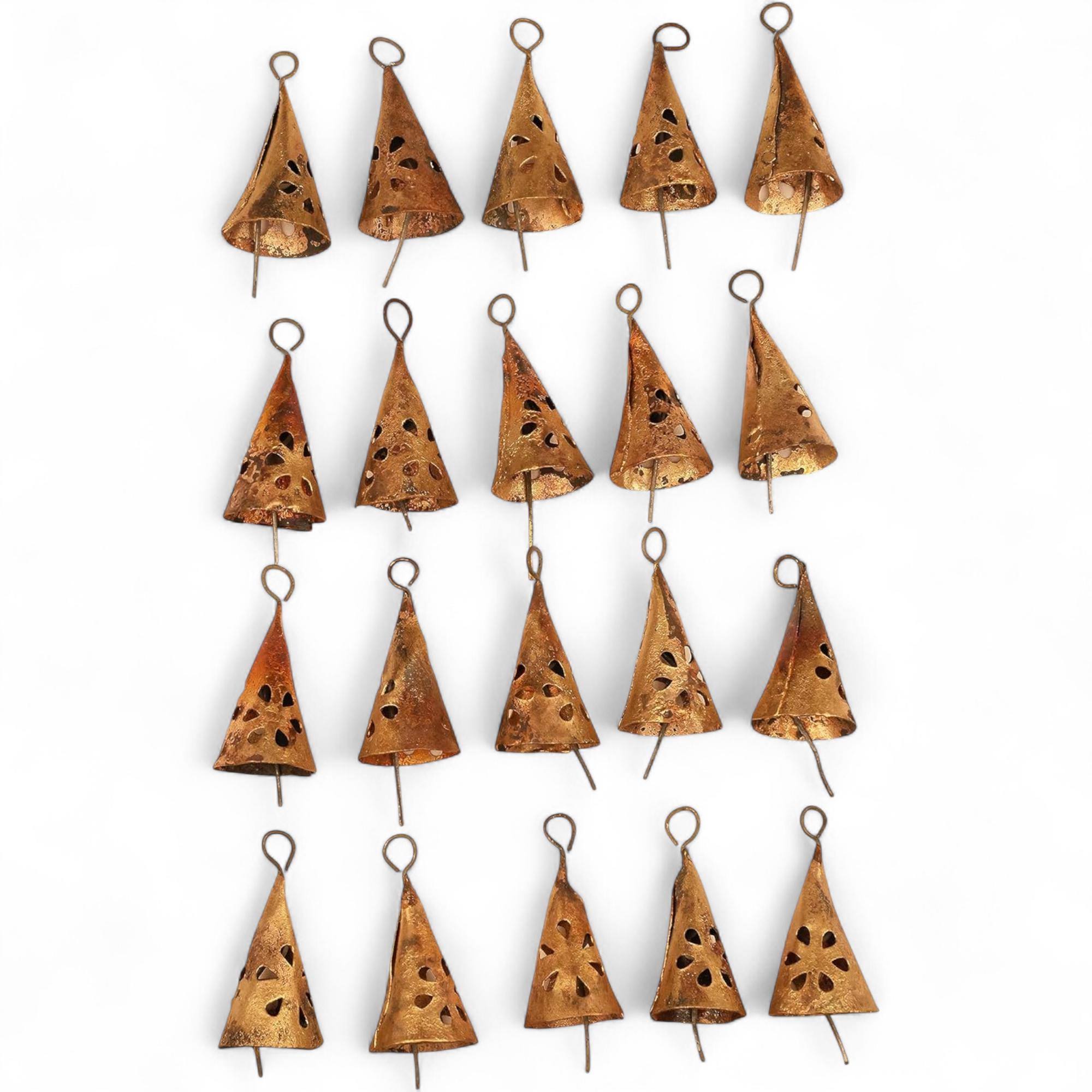 

Ручная работа, вырезанные жестяные колокольчики для деревенского рождественского декора, 2,25-дюймовые золотые звенящие колокольчики для рукоделия и бохо-украшений, упаковка из 20 штук