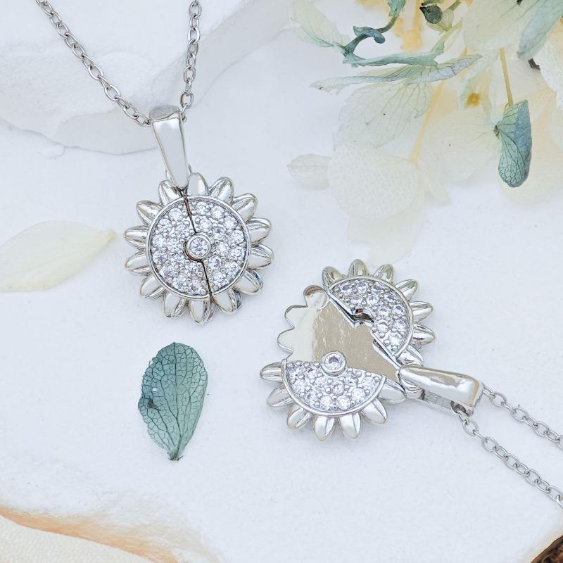Heart-shaped Open and Closing Wings Creative Fashion Necklace for Women, Simple and Elegant Luxury Design with A Touch of Sophistication.