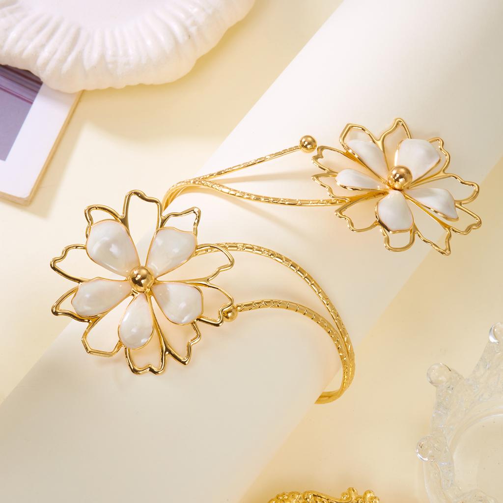 Fashion Metal Hollow Flower Cuff Bangle for Women Personality Opening Adjustable Armband Bracelet Beach Holiday Party Jewelry