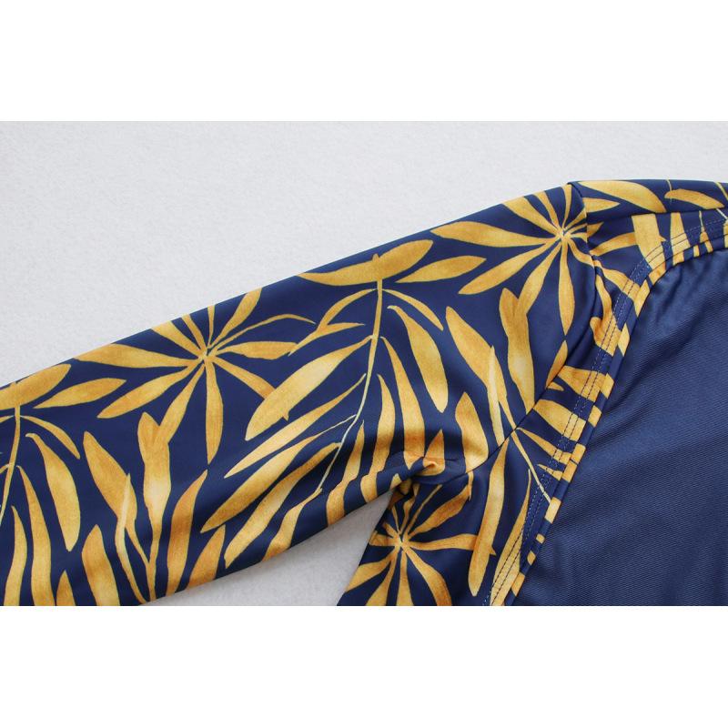 Konservativer Badeanzug mit Sonnenschutz und langen Ärmeln