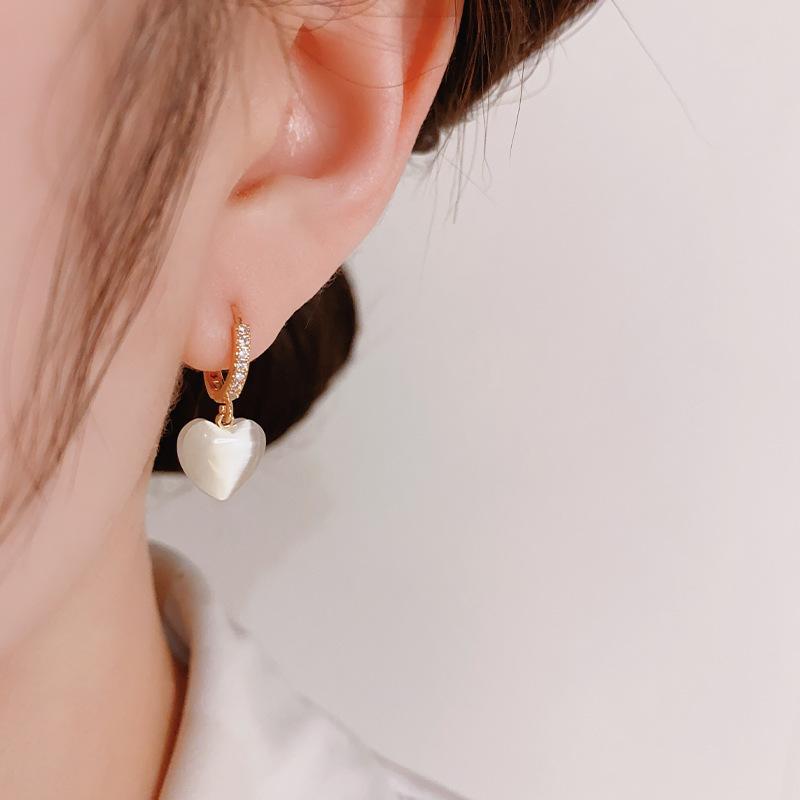Fashionable and Transparent Cat Eye Stone Heart Ear Buckles for Women's Summer New High End, Versatile and Sweet Earrings