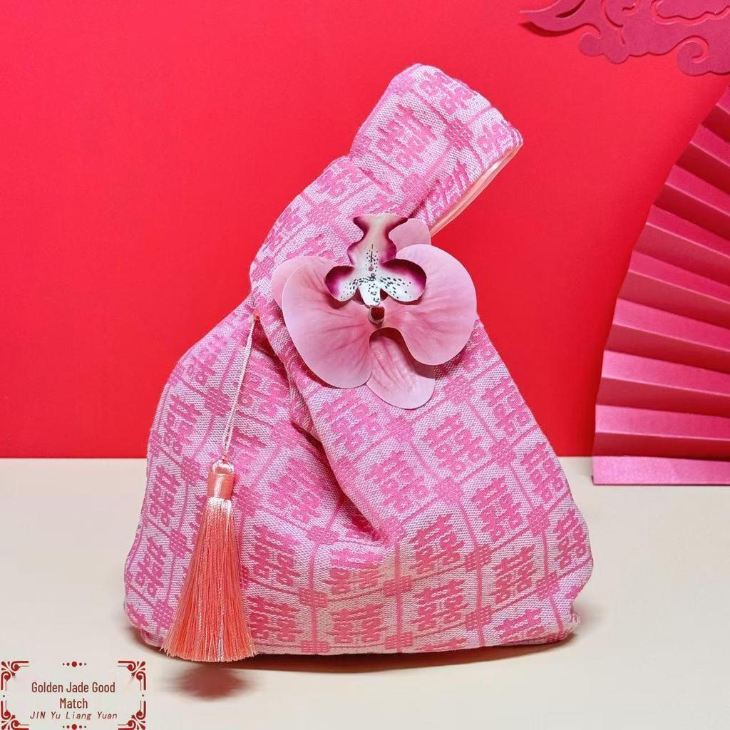 Elegant Wedding Gift Bag: Chinese Style Bridesmaid Handbag with Golden Accents