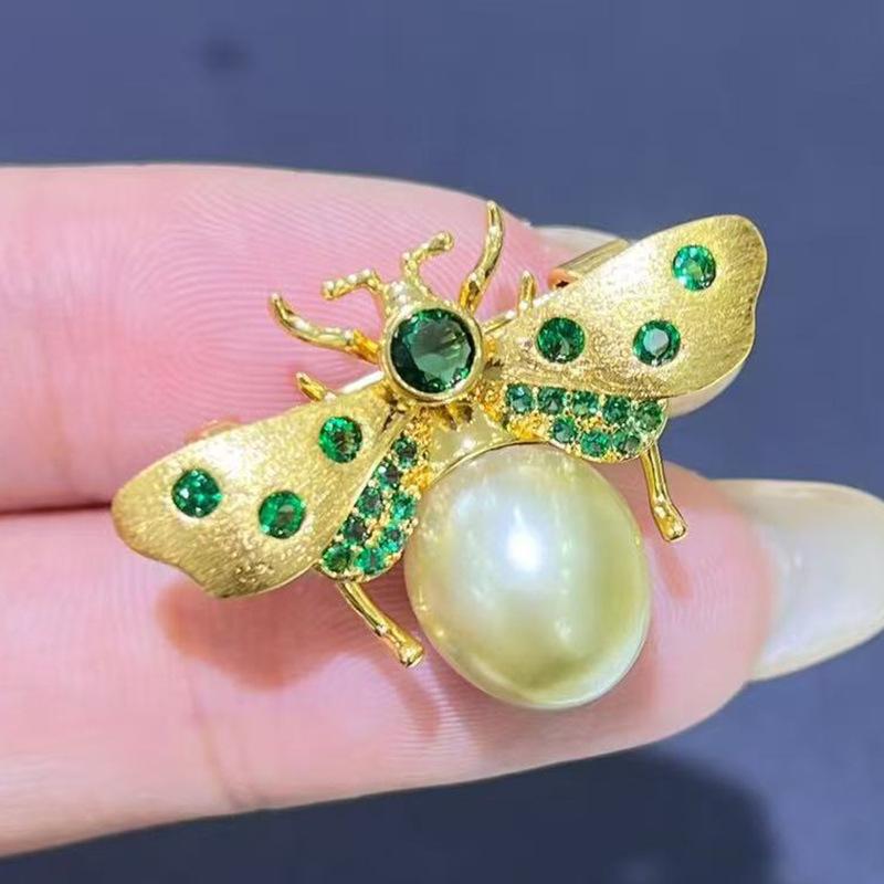 

Матова брошка Бджола: Позолочена мідь з цирконом і перлинним корсажем