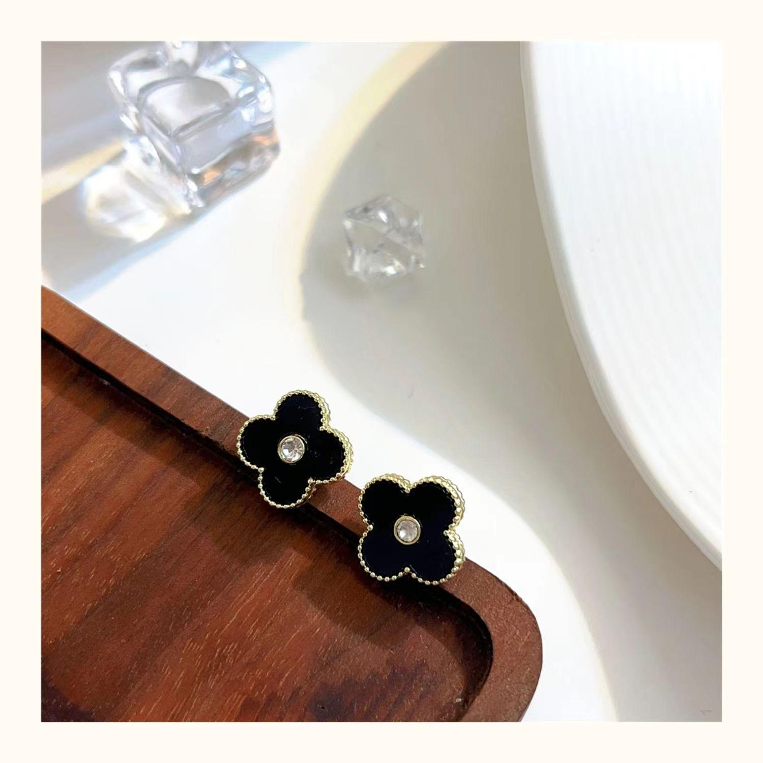 

Старшее чувство красочного четырехлистного клевера с бриллиантовыми серьгами. Изысканные модные темпераментные женские серьги с цветами. чёрный