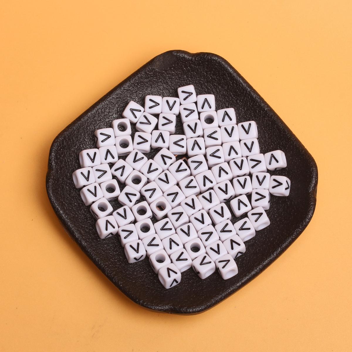 

Цепочка для телефона Акриловая Белая Черная Квадратная Аксессуары для изготовления украшений Большое отверстие 5,5 мм 50 шт. Подвески DIY Разделительные бусины Ожерелье 26 букв Бусины V