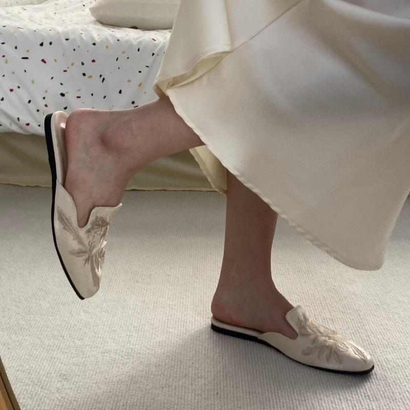 Fashion Spring New Baotou Slippers Women's Square Head Shallow Mouth Embroidery Satin Soft Sole Anti-slip Wear-resistant Flat Shoes