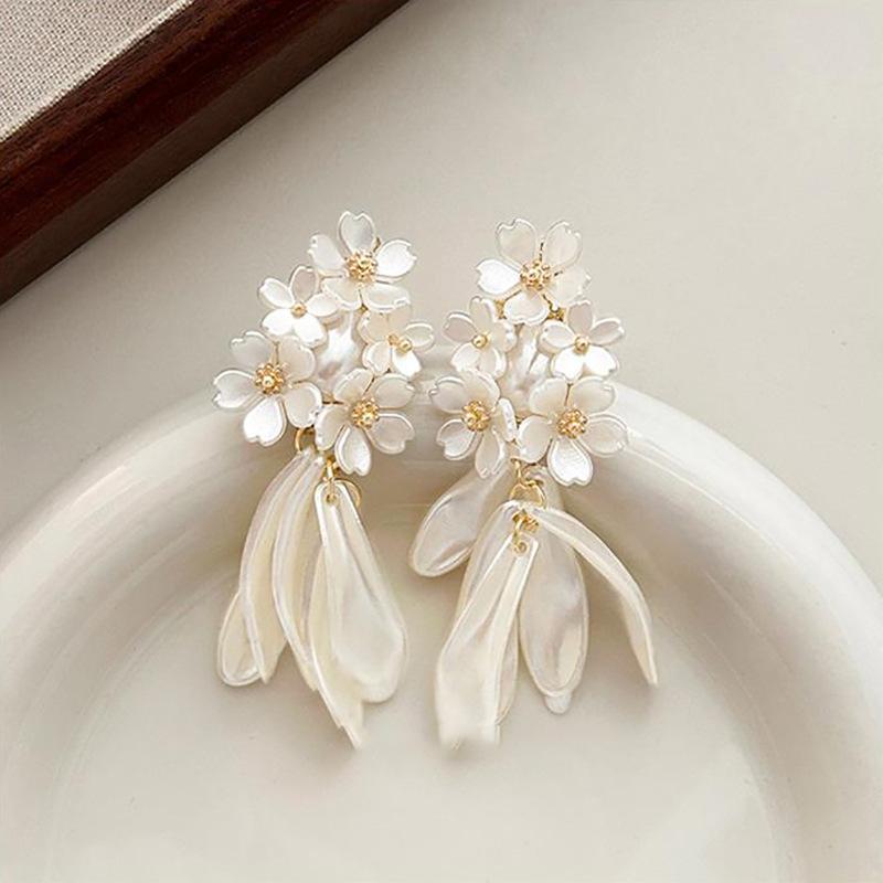 Popular flower pearl earrings French high-end temperament gentle stud earrings fashion niche exquisite earrings women