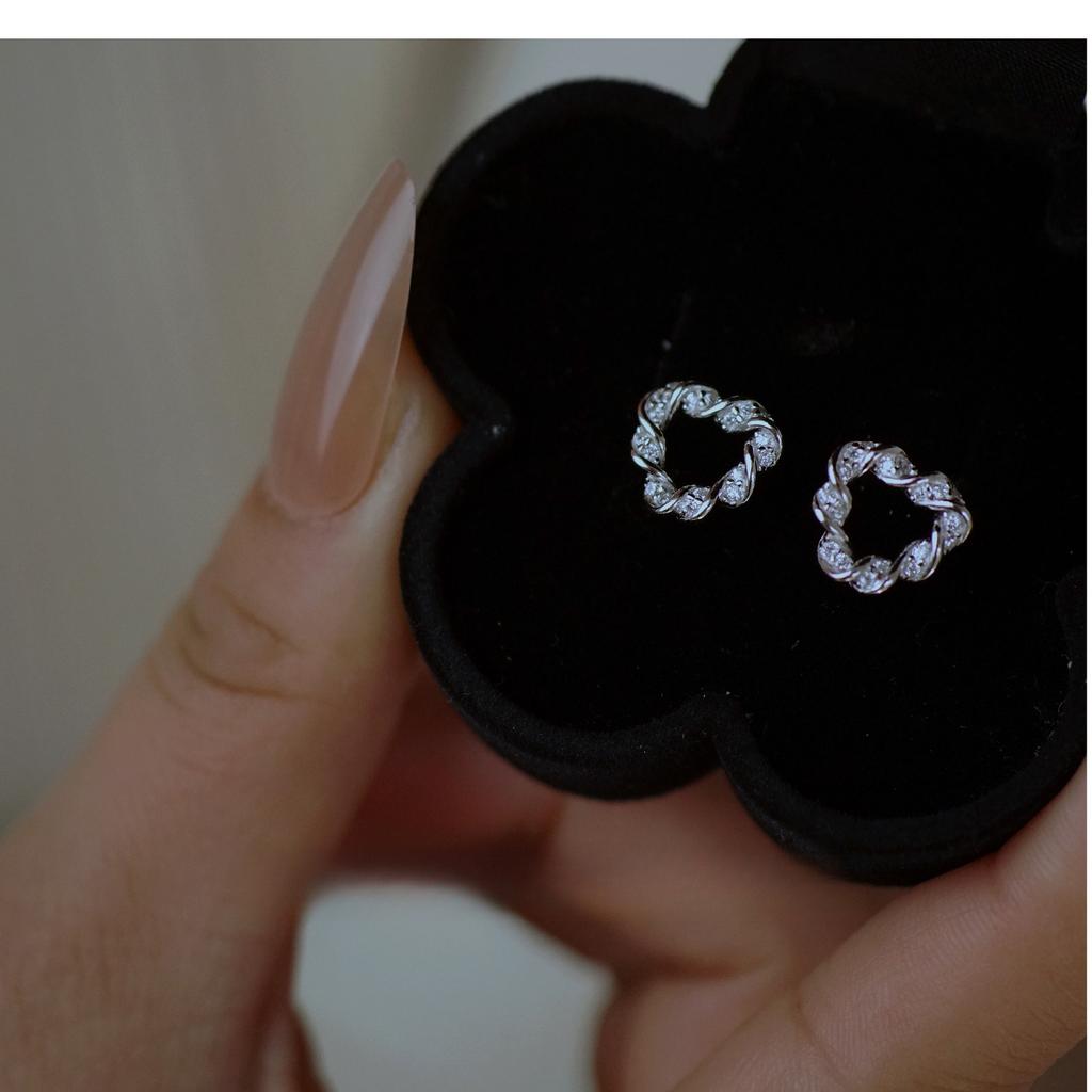 Twist Twist Stud Earrings Women's Twist Geometric Triangle Light Luxury Hollow Niche Temperament Versatile Earrings