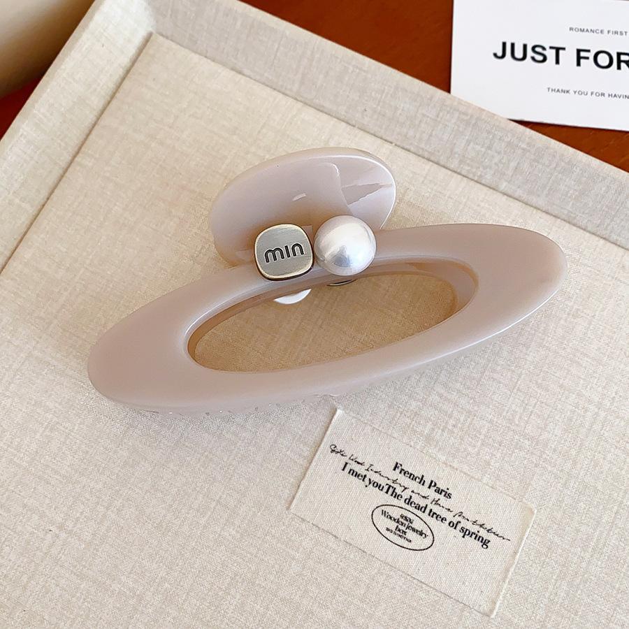 

Письмо жемчужная овальная заколка модная простая с высоким чувством захвата клипса нишевый дизайн чувство универсальный головной убор женщины