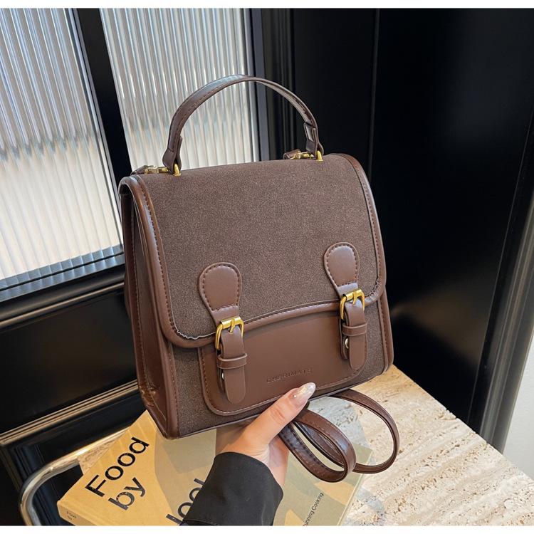 

Korean version of retro college double buckle shoulder bag 2024 new fashion high sense small college bag темно-коричневого кольору