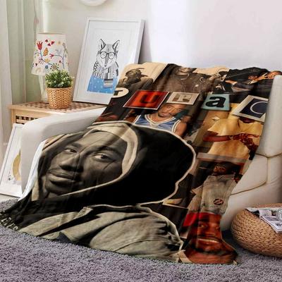 1 szt. Koc Hip Hop 2Pac Miękki Lekki na Cały Sezon Wielofunkcyjny Kocyk na Sofę, Łóżko, Biuro i Pikniki, Styl Francuski z Ikonicznymi Okładkami Albumów i Cytatami