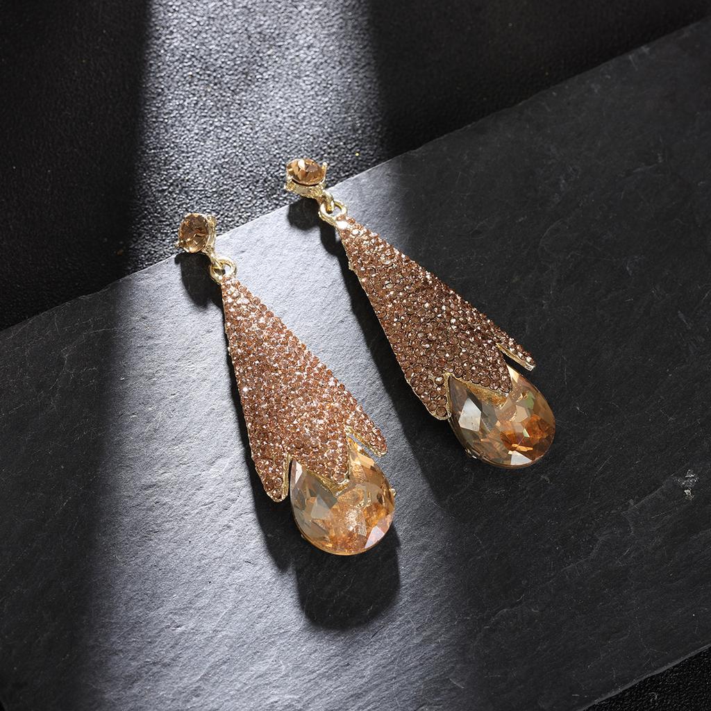 Luxuriöse Tropfenohrringe: Kühnes, aufmerksamkeitsstarkes Design Elegant und schick. Einzigartiger und raffinierter Schmuck für die moderne Frau