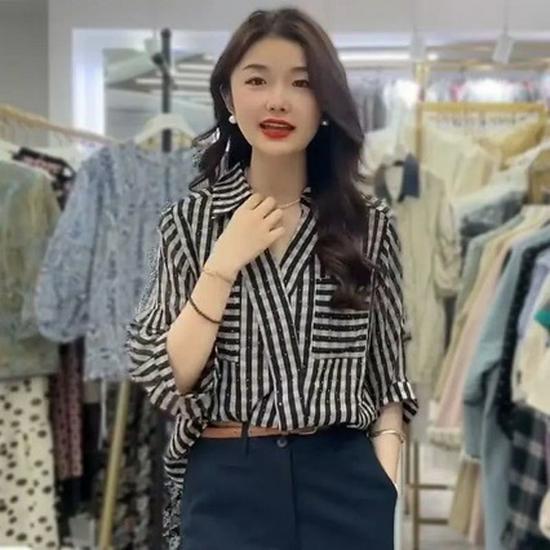 Korean-Style Rhinestone V-Neck Striped T-Shirt, Women's 2025 Summer Three-Quarter Sleeve, Slimming, Mature Design
