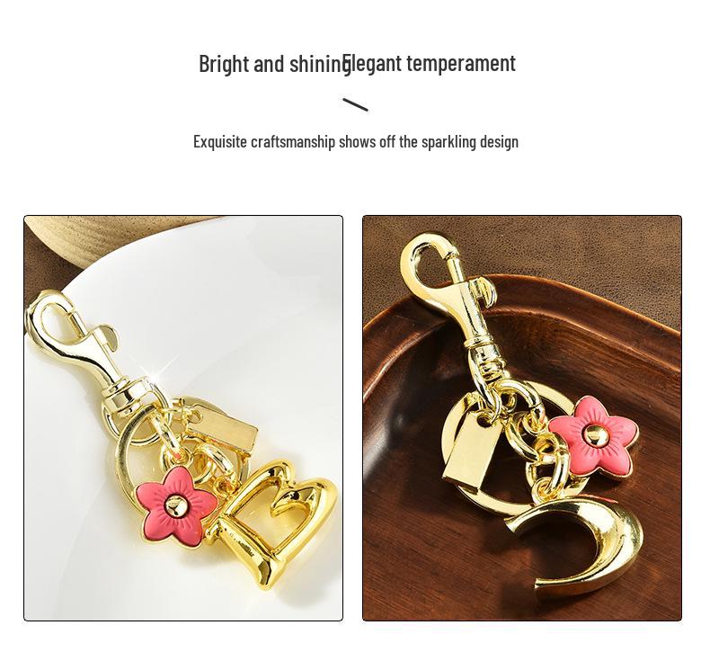 Bezaubernder floraler Buchstaben-Schlüsselanhänger: Kirsch- & Pflaumenblüten-Anhänger für Damentaschen