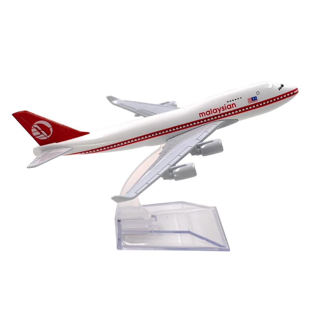 Model Plane Alloy 1:400 Scale 16cm for Air Malaysia Red B747 Airlines Boeing 747 Airways Airplanes W Stand Die-cast Aircraft for