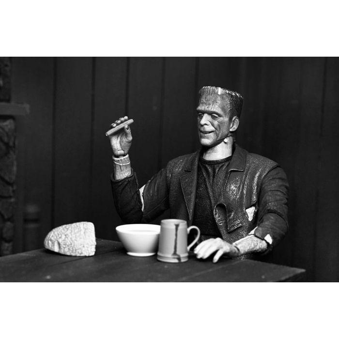 Neca - Universal Monsters - Figurine Ultimate Frankenstein's Monster (Bride of Frankenstein) (B&amp;W) 18 cm