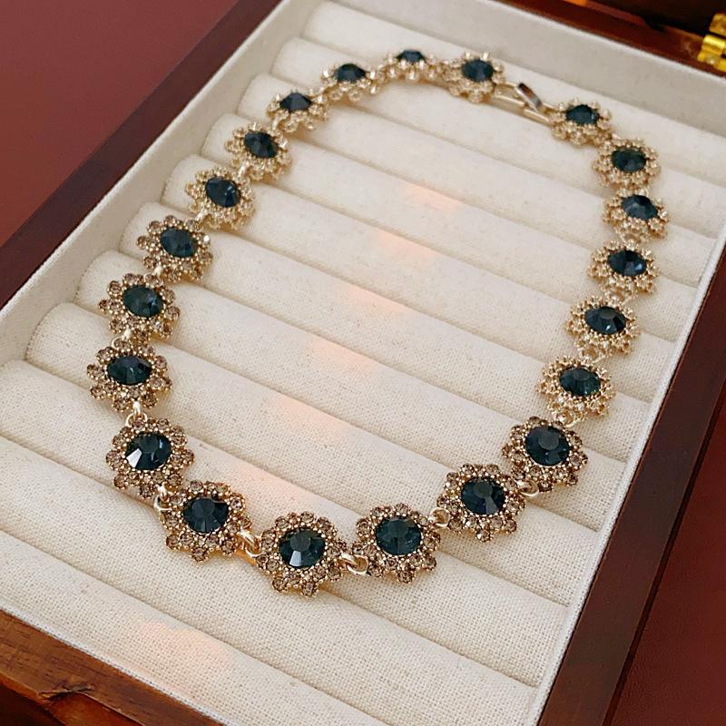 Bracelet rond fleuri européen et américain serti de diamants, boucles d'oreilles, collier, collier et ensemble de bijoux rétro pour femmes.
