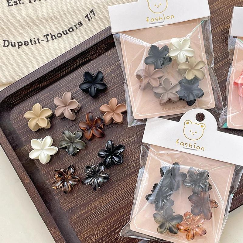 Nya slumpmässiga 10 st mini-blommor i akryl hårspännen för kvinnor vintage hårklor krabbklämma hårspännen flicka huvudbonad tillbehör