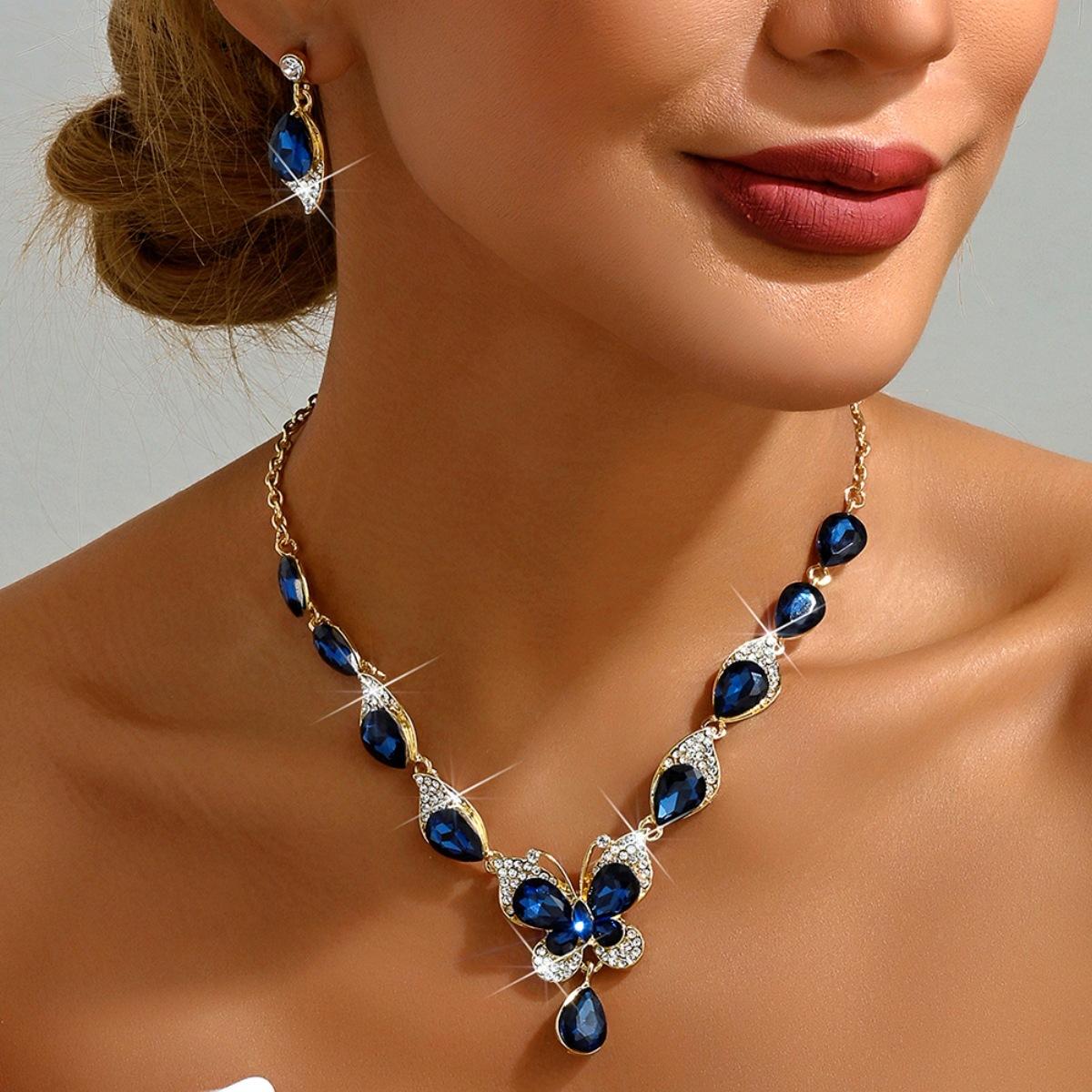 

Комплект из преувеличенного ожерелья и серег синий